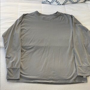 Vuori ladies long sleeve feathered, tee size medium